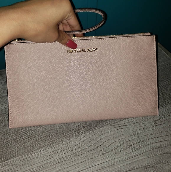 MICHAEL KORS LG DILLON TOTE & WRISLET SET - Picture 8 of 12